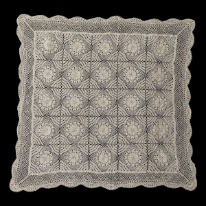 SZYDEŁKO KREMOWY OBRUS W ROZETKI 79 CM X 72 CM