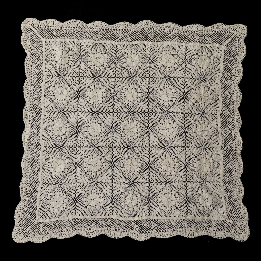 47206 SZYDEŁKO KREMOWY OBRUS W ROZETKI 79 CM X 72 CM (1).jpg