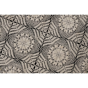 47206 SZYDEŁKO KREMOWY OBRUS W ROZETKI 79 CM X 72 CM (2).jpg