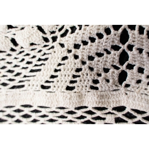 47206 SZYDEŁKO KREMOWY OBRUS W ROZETKI 79 CM X 72 CM (4).jpg