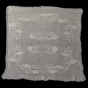 SZYDEŁKO KREMOWY OBRUS WZÓR W KWIATECZKI 150 CM X 130 CM