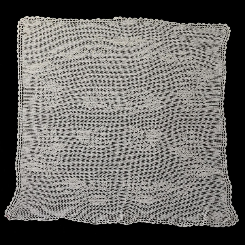 47215 SZYDEŁKO KREMOWY OBRUS WZÓR W KWIATECZKI 150 CM X 130 CM (1).jpg
