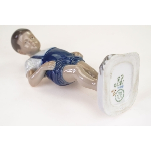 48859 BING &amp; GRONDAHL FIGURKA CHŁOPCA Z KRABEM (5).jpg