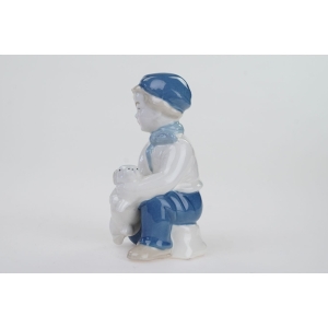 50175 LIPPELSDORF FIGURKA CHŁOPCA Z PROSIACZKIEM (2).jpg