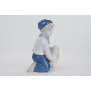 50175 LIPPELSDORF FIGURKA CHŁOPCA Z PROSIACZKIEM (3).jpg