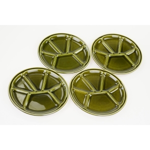 50910 FRANCJA GIEN KOMPLET CZTERECH DZIELONYCH TALERZY NA FOUNDE RACLETTE (6).JPG