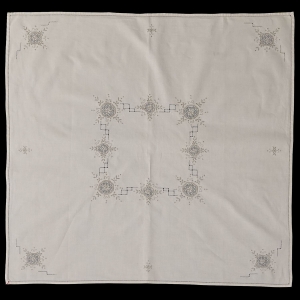 KREMOWY OBRUS Z BEŻOWYMI HAFTAMI I AŻURKAMI 88 X 83 CM