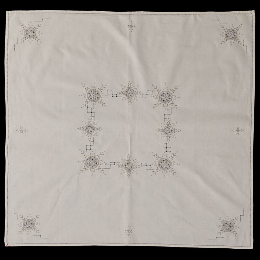 51251 KREMOWY OBRUS Z BEŻOWYMI HAFTAMI I AŻURKAMI 88 X 83 CM (1).JPG