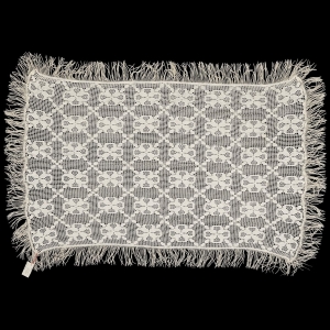 KORONKA MASZYNOWA KREMOWY LEJĄCY STARY OBRUS Z FRĘDZLAMI 116 X 71 CM