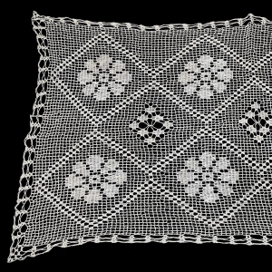 SZYDEŁKO PROSTOKĄTNY OBRUS DUŻE KWIATY 175 X 90 CM