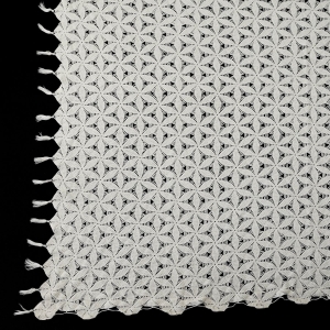 SZYDEŁKO KREMOWY DUŻY OBRUS W ROZETY Z AŻURAMI 195 X 195 CM