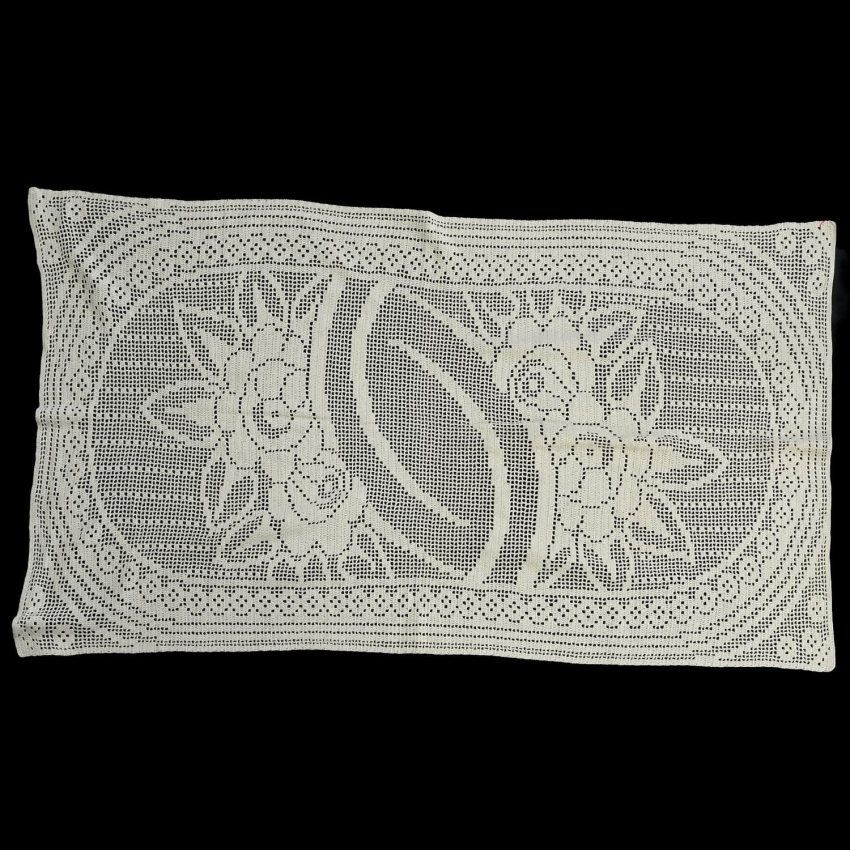 54225 SZYDEŁKO WANILIOWA FIRANECZKA OBRUS DUŻE KWIATY 128 X 75 CM (1).jpg