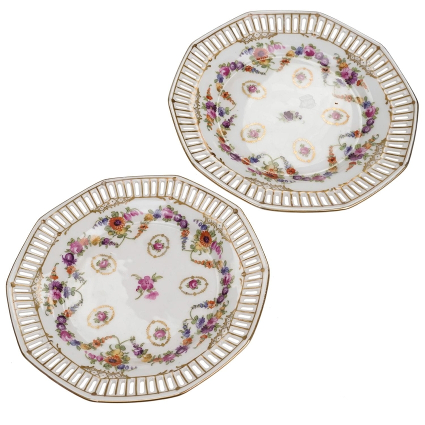 54846 SCHUMANN PARA UROCZYCH AŻUROWYCH TALERZYKÓW GIRLANDY BARWNYCH KWIATÓW (1).jpg