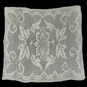 SZYDEŁKO KREMOWY OBRUS W KWIATY 90 X 87 CM