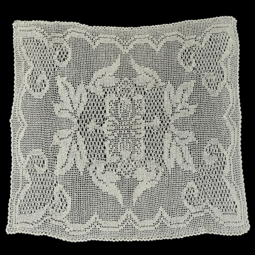55734 SZYDEŁKO KREMOWY OBRUS W KWIATY 90 X 87 CM (1).JPG