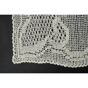 55734 SZYDEŁKO KREMOWY OBRUS W KWIATY 90 X 87 CM (5).JPG