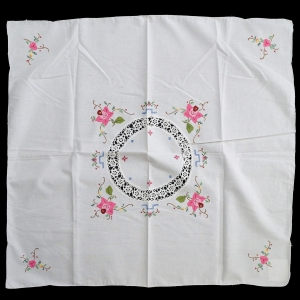 ŚLICZNY OBRUS HAFT KRZYŻYKOWY APLIKACJE I SZYDEŁKOWE WSTAWKI 81 X 78 CM
