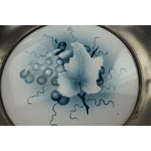 56047 CERAMICZNA PATERA KOSZYCZEK Z WINOGRONAMI W STYLU RETRO ZAKUTA W METAL (4).JPG