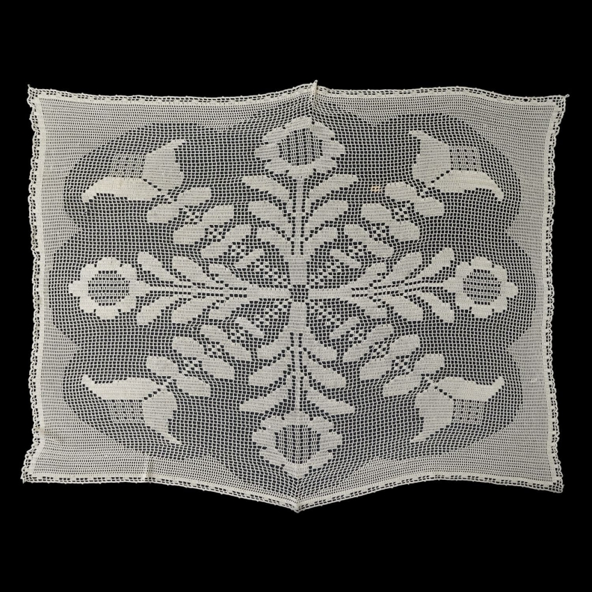 56139 SZYDEŁKO ŚLICZNY STAREŃKI KREMOWY OBRUS W KWIATY 128 X 97 CM (1).jpg