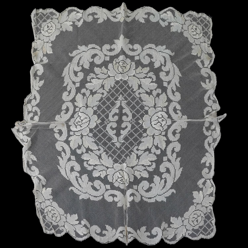 56141 KOŁEK ŚLICZNY STAREŃKI OBRUS Z FRĘDZLAMI 150 X 120 CM (1).JPG