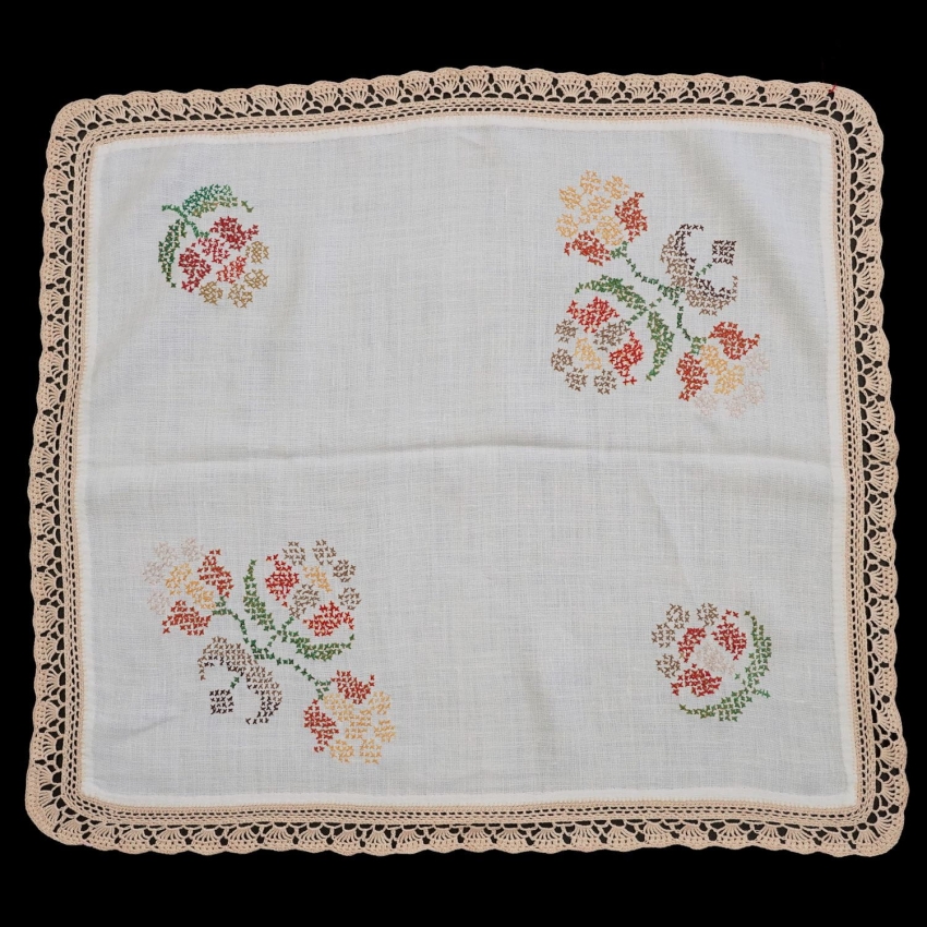 57060 HAFT KRZYŻYKOWY STYLOWY OBRUSIK KORONKA SZYDEŁKOWA BIAŁA TKANINA 70 X 64 CM (1).JPG