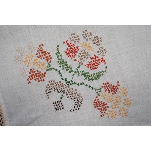 57060 HAFT KRZYŻYKOWY STYLOWY OBRUSIK KORONKA SZYDEŁKOWA BIAŁA TKANINA 70 X 64 CM (2).JPG