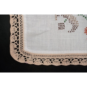 57060 HAFT KRZYŻYKOWY STYLOWY OBRUSIK KORONKA SZYDEŁKOWA BIAŁA TKANINA 70 X 64 CM (4).JPG