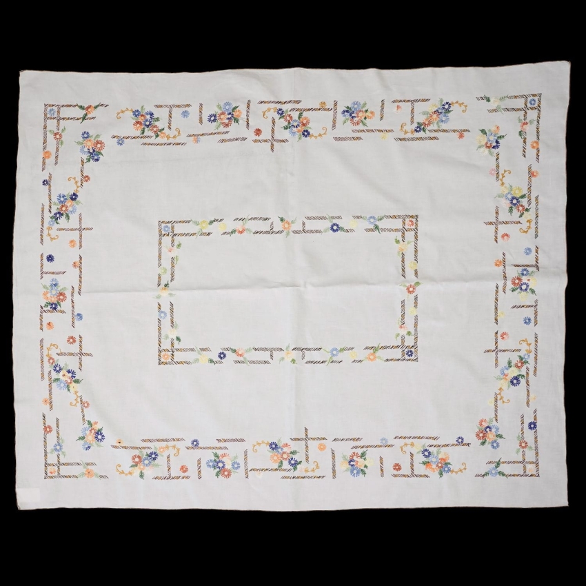 57061 RĘCZNIE HAFTOWANY OBRUS KOLOROWE KWIATUSZKI W STYLU WIEJSKIM 145 X 118 CM (1).jpg
