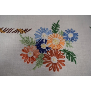 57061 RĘCZNIE HAFTOWANY OBRUS KOLOROWE KWIATUSZKI W STYLU WIEJSKIM 145 X 118 CM (4).JPG