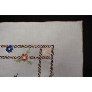 57061 RĘCZNIE HAFTOWANY OBRUS KOLOROWE KWIATUSZKI W STYLU WIEJSKIM 145 X 118 CM (5).JPG