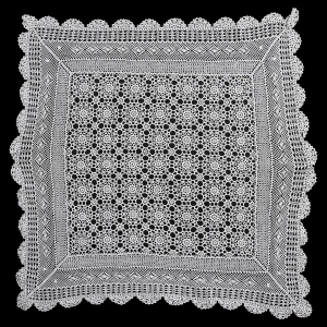 SZYDEŁKO ŚLICZNY OBRUS W ROZETY W BIELI 85 x 85 CM