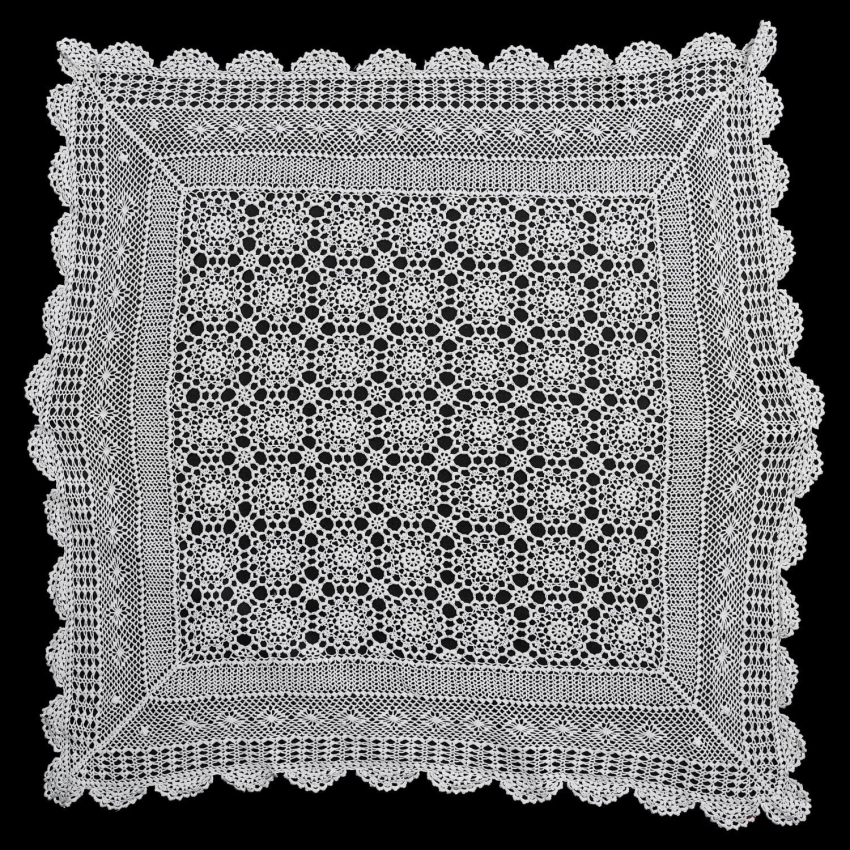 57087 SZYDEŁKO ŚLICZNY OBRUS W ROZETY W BIELI 85 x 85 CM (1).JPG
