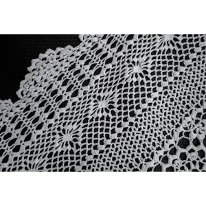 57087 SZYDEŁKO ŚLICZNY OBRUS W ROZETY W BIELI 85 x 85 CM (3).JPG
