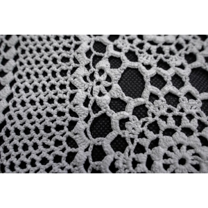57087 SZYDEŁKO ŚLICZNY OBRUS W ROZETY W BIELI 85 x 85 CM (4).JPG