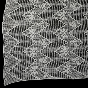 57316 SZYDEŁKO FIRANKA SZLACZKI LIŚCI WISIENKI I ZYGZAKI W BIELI 206 X 155 CM (1).JPG