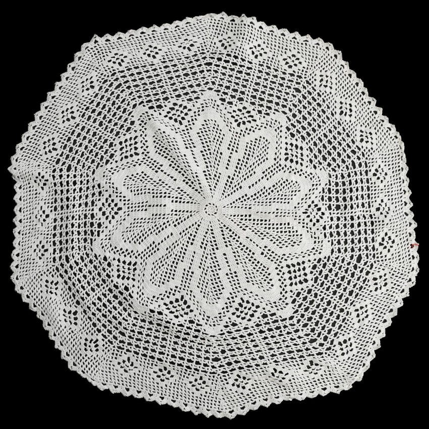 57335 SZYDEŁKO OKRĄGŁY OBRUS Z ROZETĄ W BIELI PROSTY WZÓR ŚR. 68 CM (1).JPG