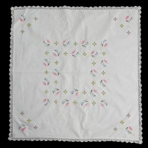 BIAŁE PŁÓTNO SZYDEŁKOWA KORONKA I KWIATUSZKI HAFT KRZYŻYKOWY ŚLICZNY OBRUS 84 X 82 CM