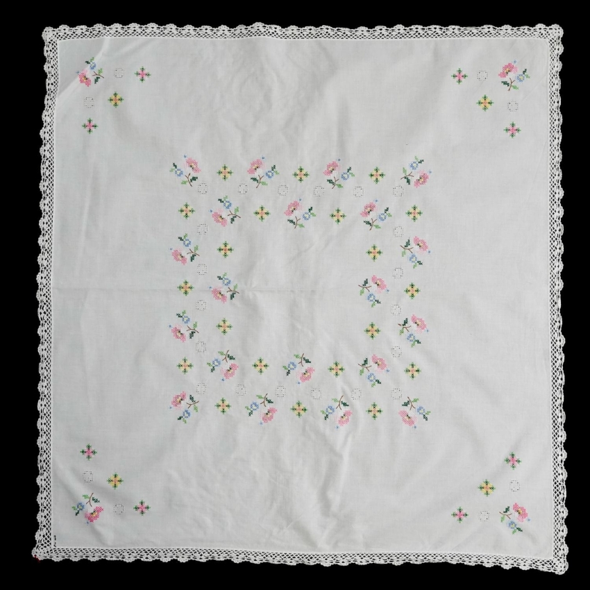 57344 BIAŁE PŁÓTNO SZYDEŁKOWA KORONKA I KWIATUSZKI HAFT KRZYŻYKOWY ŚLICZNY OBRUS 84 X 82 CM (1).JPG