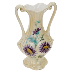 57563 STARA MAJOLIKA DONICA WAZON Z USZAMI FIOLETOWE KWIATY (1).jpg