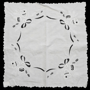 59255 BOŻE NARODZENIE OBRUS AŻUROWE HAFTY MOTYWY ŚWIĄTECZNE 74 x 74 CM (1).JPG