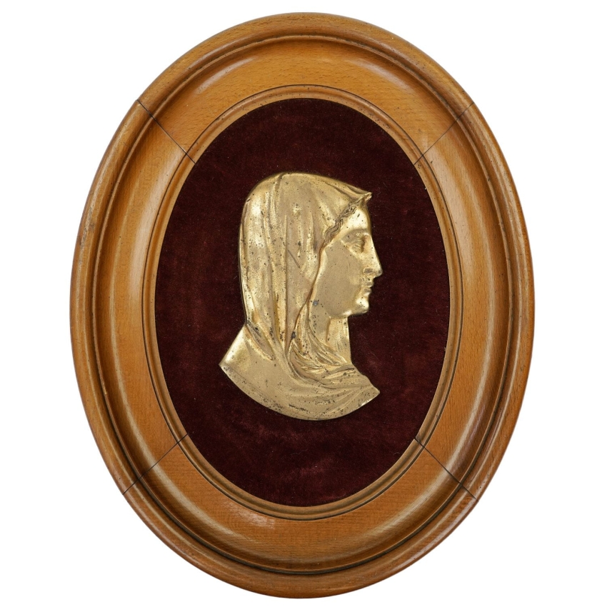 59385 MARYJA MOSIĘŻNA PŁASKORZEŹBA NA BORDOWYM AKSAMICIE W DREWNIANEJ RAMIE (1).JPG