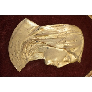 59385 MARYJA MOSIĘŻNA PŁASKORZEŹBA NA BORDOWYM AKSAMICIE W DREWNIANEJ RAMIE (2).JPG