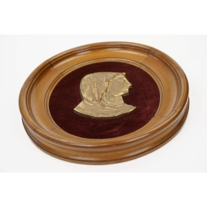 59385 MARYJA MOSIĘŻNA PŁASKORZEŹBA NA BORDOWYM AKSAMICIE W DREWNIANEJ RAMIE (3).JPG