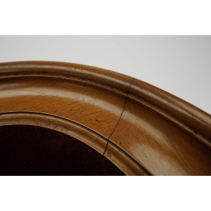 59385 MARYJA MOSIĘŻNA PŁASKORZEŹBA NA BORDOWYM AKSAMICIE W DREWNIANEJ RAMIE (4).JPG