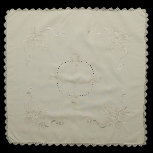 BOŻE NARODZENIE BEŻOWY OBRUS RĘCZNIE HAFTOWANY 87 X 90 CM