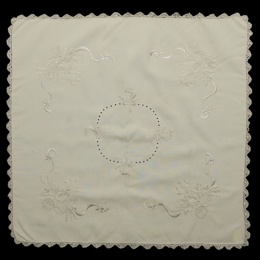 59593 BOŻE NARODZENIE BEŻOWY OBRUS RĘCZNIE HAFTOWANY 87 X 90 CM (1).JPG