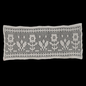 SZYDEŁKO KREMOWA SERWETKA W KWIATKI 79 X 33 CM