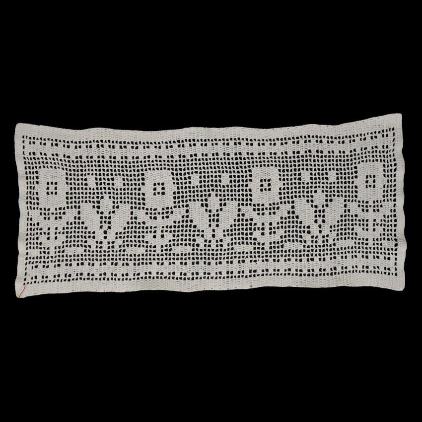 59795 SZYDEŁKO KREMOWA SERWETKA W KWIATKI 79 X 33 CM (1).jpg