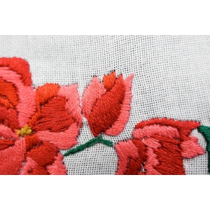 60190 ŚLICZNY LAUFER BIEŻNIK SERWETA HAFT WYPUKŁY CZERWONE KWIATY 96 X 38 CM (3).JPG