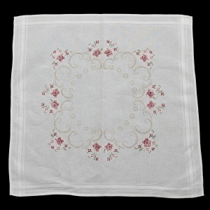 60191 ŚLICZNY OBRUS RĘCZNIE HAFT KRZYŻYKOWY RÓŻOWE KWIATY 77 X 77 CM (1).jpg